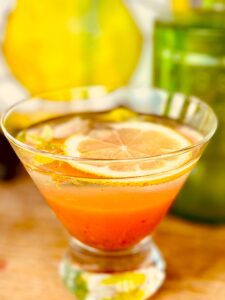 Verre de limonade fraise basilic mocktail